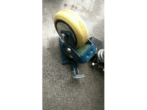 6寸重(zhong)型減震腳(jiao)踏式定向(xiang)鎖輪